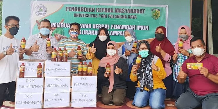 Bekerjasama dengan Universitas PGRI Kota Palangka Raya PKK Kelurahan Kalampangan membagikan jamu gratis.