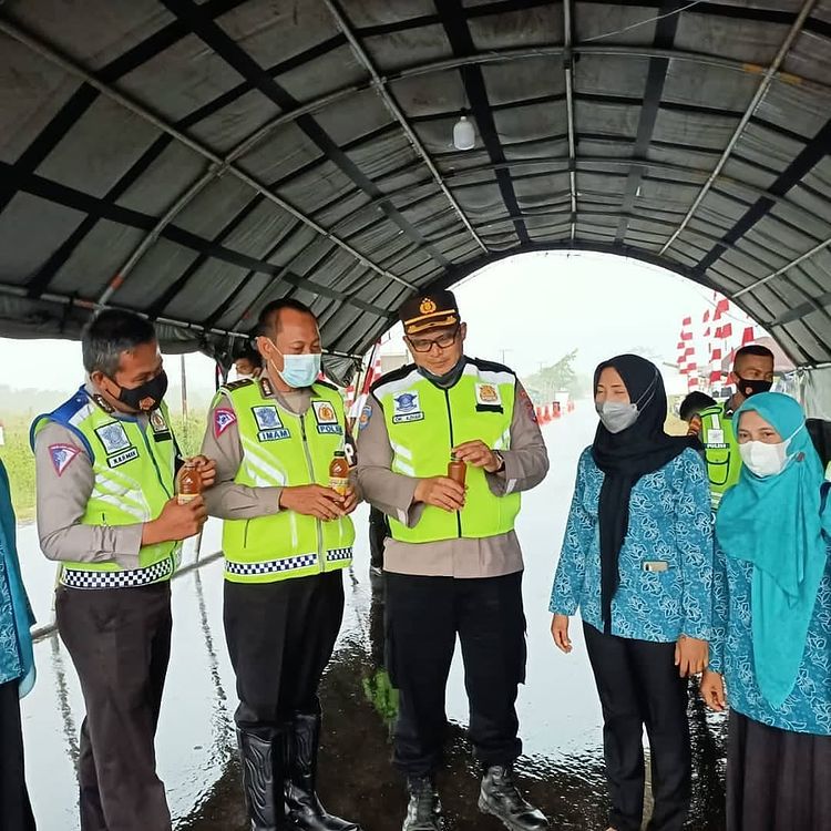 Bekerjasama dengan Universitas PGRI Kota Palangka Raya PKK Kelurahan Kalampangan membagikan jamu gratis.